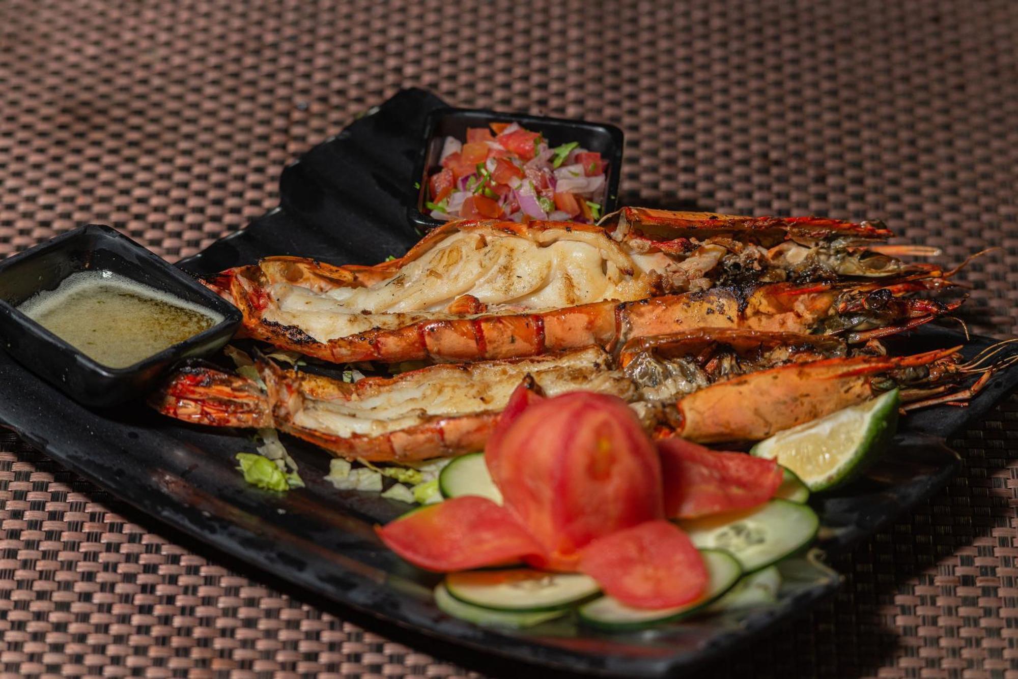 Отель Charchoma Restaurant Момбаса Экстерьер фото
